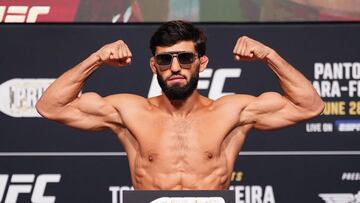 Arman Tsarukyan en el pesaje del UFC 317.