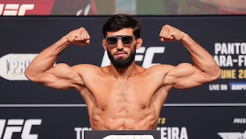 Arman Tsarukyan en el pesaje del UFC 317.