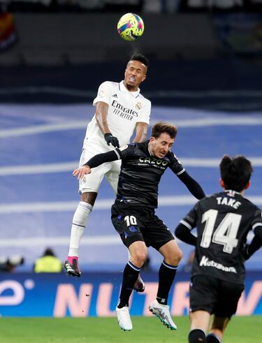 Balón aéreo dividido entre Militao y Oyarzabal.