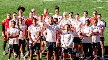 La plantilla del OL Lyonnes con Renard en el medio en una acción contra el acoso.