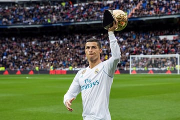 GRAF6357. MADRID, 09/12/2017.- El delantero portugués del Real Madrid Cristiano Ronaldo muestra el trofeo del Balón de Oro antes del partido de liga ante el Sevilla en el estadio Santiago Bernabeu. EFE / Rodrigo Jimenez