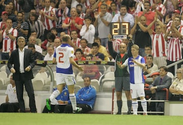 En julio de 2009, Muniain debutó con el Athletic en partido oficial. Partido de tercera ronda previa de la Europa League. Entró sustituyendo a Gaizka Toquero.