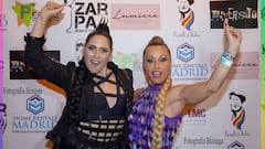 Las cantantes Rosa Lopez y Ver&oacute;nica Romero, de &#039;Operaci&oacute;n Triunfo 1&#039;, posando muy sonrientes y animadas en un photocall.