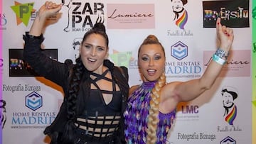 Las cantantes Rosa Lopez y Ver&oacute;nica Romero, de &#039;Operaci&oacute;n Triunfo 1&#039;, posando muy sonrientes y animadas en un photocall.