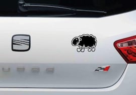¿Qué significado esconde esta oveja que llevan algunos conductores en su coche?