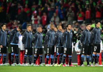 La selección uruguaya cantando su himno nacional.