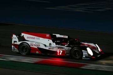 El Toyota TS050, rodando de noche en Portimao.