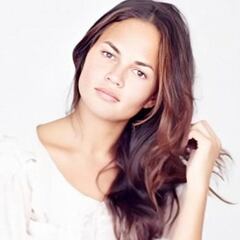 Chrissy Teigen muestra el resultado de su reducción de pecho