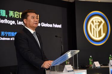 En 2016, el Inter de Milán fue vendido al conglomerado chino Suning Holdings, presidido por Zhang Jindong que aparece en la imagen, por aproximadamente 270 millones de euros, marcando el desembarco del capital asiático en el fútbol italiano. Suning adquirió el 68,55% del club, desplazando a Erick Thohir como accionista mayoritario, aunque este conservó una participación minoritaria durante un tiempo.
