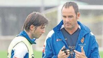 <b>DIÁLOGO SIGNIFICATIVO. </b>Víctor Fernández hizo un aparte de veinte minutos con Celades a la conclusión del entrenamiento de ayer.