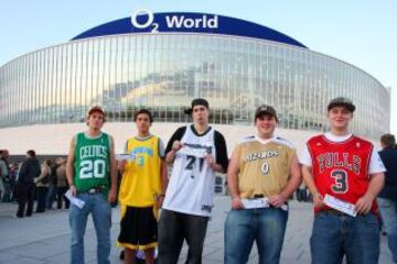 Un grupo de aficionados a la NBA ante las puertas de O2 de Berlín en 2008.