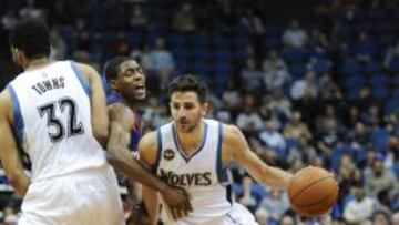 Karl-Anthony Towns y Ricky Rubio, ante Brandon Knight.