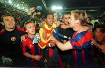 Celebración de Ronald de Boer con el Barcelona tras conseguir el titulo de liga 98/99