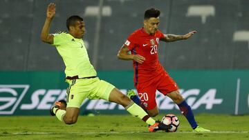 Football Soccer - Chile v Venezuela - World Cup 2018 Qualifiers - Monumental Stadium, Santiago, Chile - 28/3/17 - Chile&#039;s Charles Aranguiz (R) and Venezuela&#039;s Mikel Villanueva compete for the ball. REUTERS/Ivan Alvarado