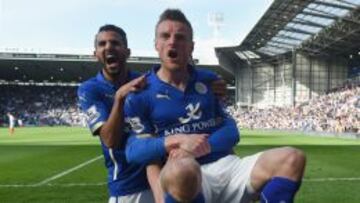 Entre Jamie Vardy (der) y Rihad Mahrez han marcado 32 goles en la Premier League.