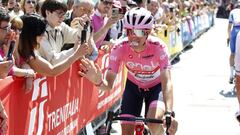 Juanpe L&oacute;pez se dirige a la presentaci&oacute;n de la etapa 9 del Giro.