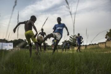 F¨²tbol en Franceville una de las ciudades m¨¢s grandes de Gab¨®n