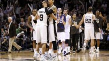 Danny Green y Tony Parker celebran la victoria ante los Dallas Mavericks de José Calderón.