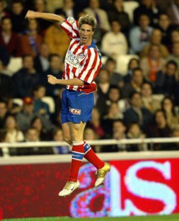 Fernando Torres marcando al Valencia en Mestalla en la temporada 2004/05.