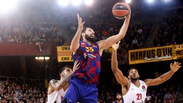 GRAF4759. BARCELONA, 27/12/2019.- El ala-p&iacute;vot montenegrino del Bar&ccedil;a Nikola Mirotic (c) entra a canasta entre Giorgos Printezis (i) y el norteamericano Bc &quot;Auggie&quot; Rubit (d), ambos del Olympiacos, durante el partido correspondiente a la 16&ordf; jornada de la EuroLiga disputado hoy viernes en el Palau Blaugrana, en Barcelona. EFE/Quique Garc&iacute;a