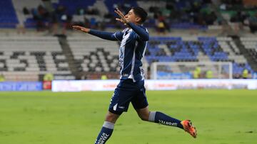 Israel Luna festeja su gol en contra del León.