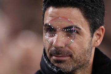 Esta curiosa imagen de Mikel Arteta, en los momentos previos al partido de la Premier League entre el West Ham United y el Arsenal, es una perfecta alegoría de lo que ocurriría después en el derbi de Londres.  El técnico español vivió en una plácida burbuja el triunfo de su equipo (2-5) ante el conjunto que dirige Julen Lopetegui en el London Stadium.