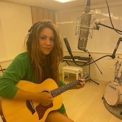 Shakira llora con regalo de Carlos Vives en su cumpleaños 46