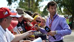 Former Formula One Australian driver Mark Webber signs an autograph as he arrives for the third practice session and qualifying session for the Formula One Australian Grand Prix in Melbourne on March 25, 2017. / AFP PHOTO / Saeed KHAN / -- IMAGE RESTRICTED TO EDITORIAL USE - STRICTLY NO COMMERCIAL USE --