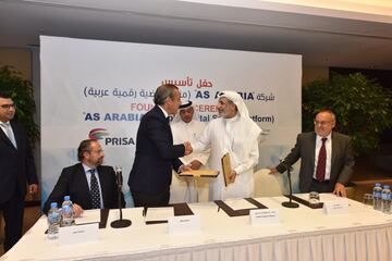 Manuel Mirat consejero delegado de PRISA y Abdullaltif Al Mahmoud director ejecutivo de Dar Al-Sharq Group en la firma del acuerdo con Juan Cantón director gerente de AS y Alfredo Relaño director de AS.