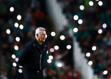 Javier Aguirre observa a Fidalgo