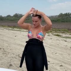 Una surfista, viral con un tutorial para mujeres de cómo ponerse un neopreno