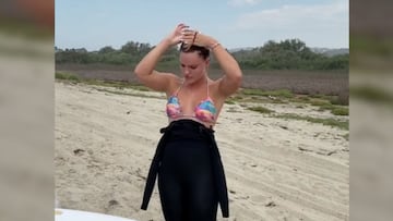 Una surfista, viral con un tutorial para mujeres de cómo ponerse un neopreno