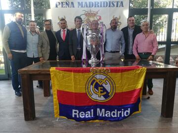La Pe?a Retamarazo, de Santa Cruz de Retamar (Toledo), con el trofeo de la Champions. Acudi車 el veterano Pepe Salguero.