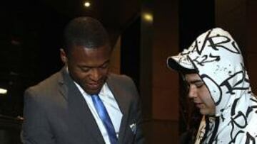 <b>DE VUELTA.</b> Julio Baptista, el italiano Enzo Maresca... viejos conocidos en la expedición del Málaga a su llegada ayer a la capital hispalense. Los ex sevillistas volverán a pisar esta tarde el Ramón Sánchez Pizjuán.