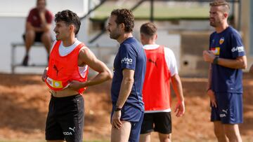 Rubén Baraja con Almeida durante un entrenamiento.