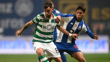 Oliver Torres pugna con Bruno Fernandes durante la final de la Copa de la Liga de Portugal.