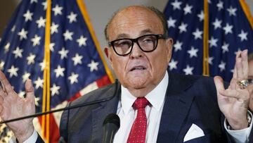 ARCHIVO - En esta foto de archivo del 19 de noviembre de 2020, el exalcalde de Nueva York, Rudy Giuliani, abogado del presidente Donald Trump, habla durante una conferencia de prensa en la sede del Comité Nacional Republicano, en Washington.