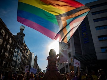 Cientos de personas han celebrado la diversidad en la marcha por el día del Orgullo. Ciudades como Madrid y Barcelona se han llenado de color.