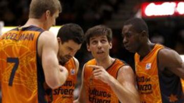 EMBALADOS. Justin Doellman, Rafa Martínez, Sam Van Rossom y Romain Sato, durante un tiempo muerto del Valencia Basket.