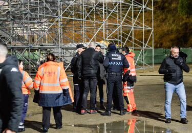 Técnicos del Ayuntamiento y la policía local inspeccionan la grada superior del Pedro Escartín.