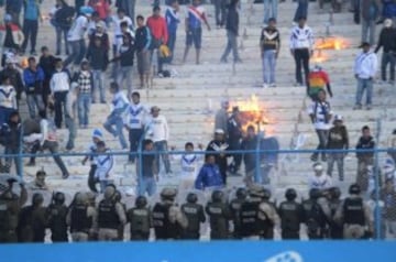 Un menor de tan solo 14 años perdió la vida luego de que un explosivo, lanzado por algún integrante de la barra del cuadro brasileño, lo impactara en una grada del estadio Jesús Bermúdez de Oruro. Al final 12 aficionados de la visita fueron detenidos. 