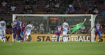 Mikel Oyarzabal quitaba las telarañas de la portería de Neto y anotaba el 3-2.