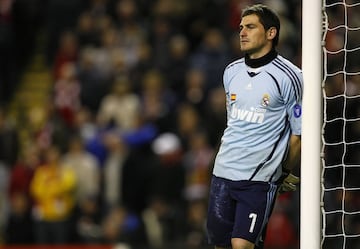 Iker Casillas pensativo durante un partido contra el Liverpool