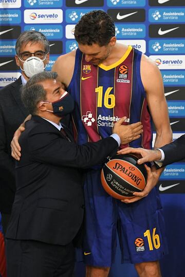 Abrazo entre Joan Laporta y Pau Gasol. 