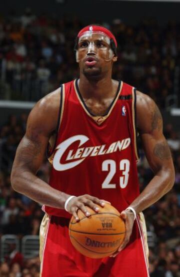 LeBron ya llevó la máscara durante su primera etapa en los Cavs. En esta imagen, ante los Lakers en enero de 2005.