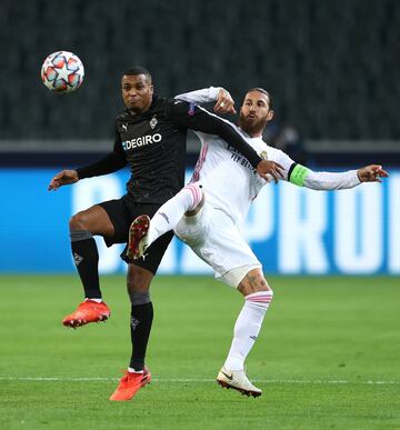 Alassane Plea y Sergio Ramos.