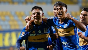 Futbol, Everton vs Union La Calera.
Fecha 5, fase de grupos, Copa Chile 2025.
El jugador de Everton Joan Cruz, centro, celebra con sus companeros tras marcar un gol contra Union La Calera durante un partido del grupo D de la Copa Chile disputado en el estadio Sausalito de Vina del Mar, Chile.
04/04/2025
Andres Pina/Photosport
Football, Everton vs Union La Calera.
5th turn, group phase, 2025 Copa Chile Championship.
Everton’s player Joan Cruz, center, celebrates with teammates scoring against Union La Calera during a group D match of the Copa Chile Championship at the Sausalito stadium in Vina del Mar, Chile.
04/04/2025
Andres Pina/Photosport