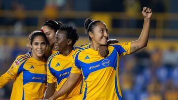 AME6338. MONTERREY (MÉXICO), 11/11/2024.- Sandra Mayor (d) de Tigres celebra un gol este lunes, durante el partido de vuelta correspondiente a cuartos de final del Torneo Apertura 2024 de la Liga MX Femenil entre Tigres y Pumas, en el Estadio Universitario de la ciudad de Monterrey (México). EFE/ Miguel Sierra