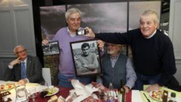 OBSEQUIOS. El Pechuga, entre Calleja y Salazar, posa con las dos fotografías que le han regalado la Peña los 50. A su lado, Pepe Navarro enseña otra foto con el móvil.