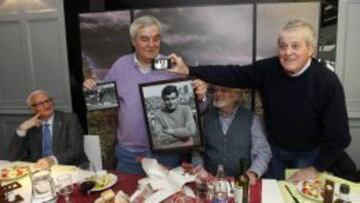 OBSEQUIOS. El Pechuga, entre Calleja y Salazar, posa con las dos fotograf&iacute;as que le han regalado la Pe&ntilde;a los 50. A su lado, Pepe Navarro ense&ntilde;a otra foto con el m&oacute;vil. 
 